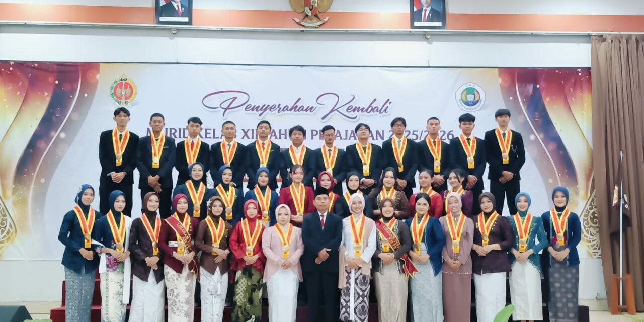 Penyerahan Kembali Murid Kelas XII Tahun Ajaran 2025/2026
